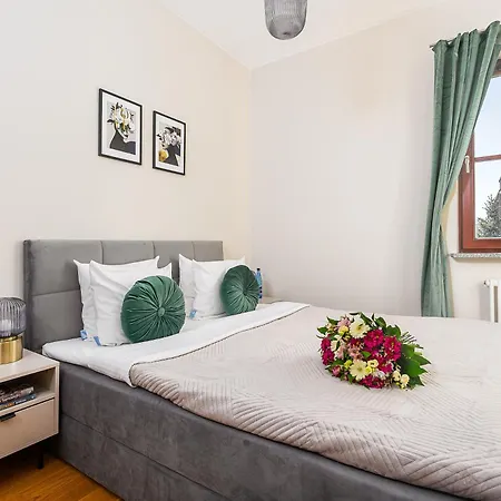 Lumina Premium With Parking Apartment